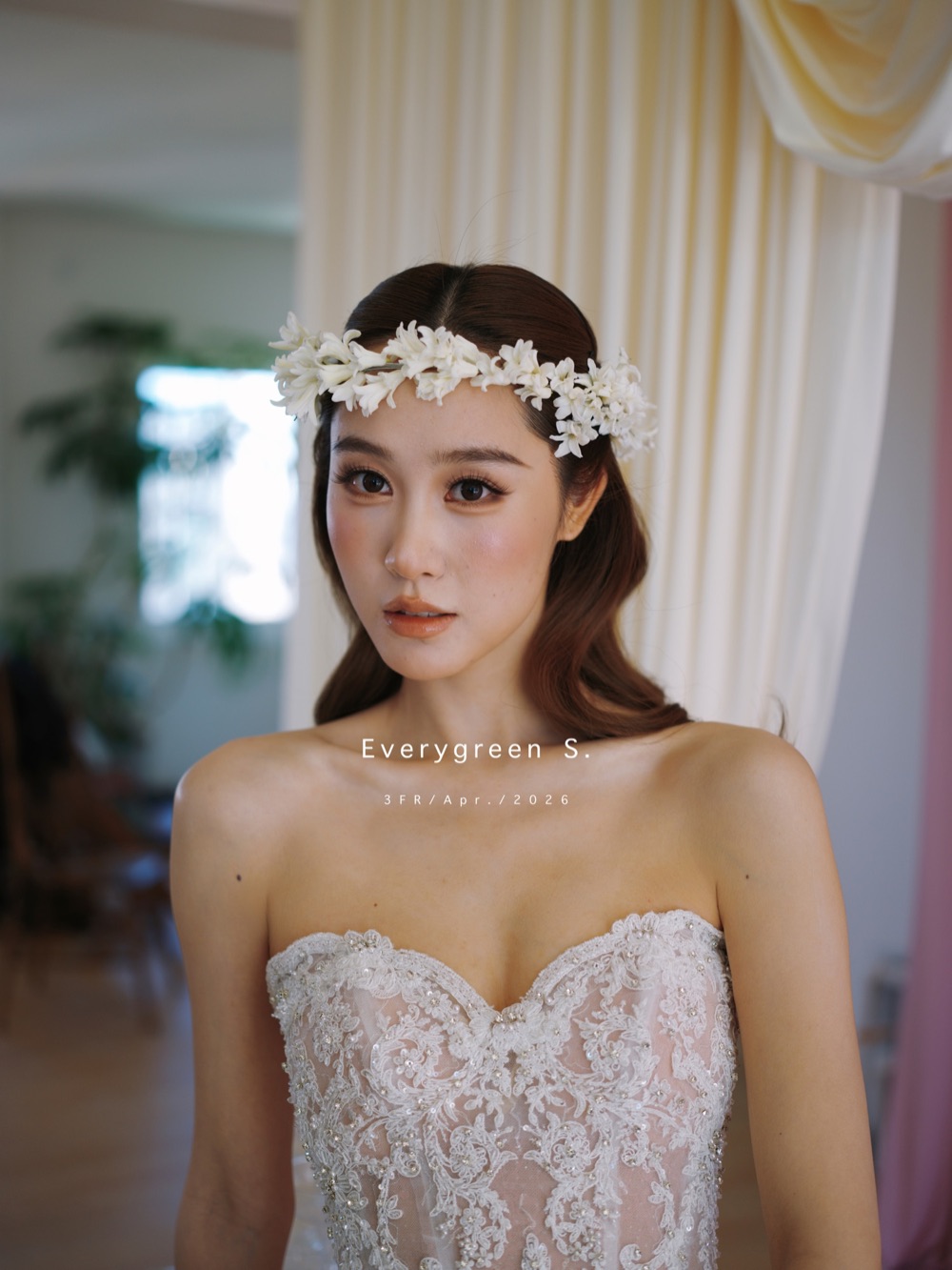 花冠与蕾丝婚纱半身肖像