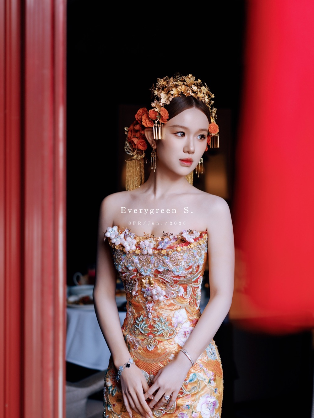 红柱之间的订婚半身肖像