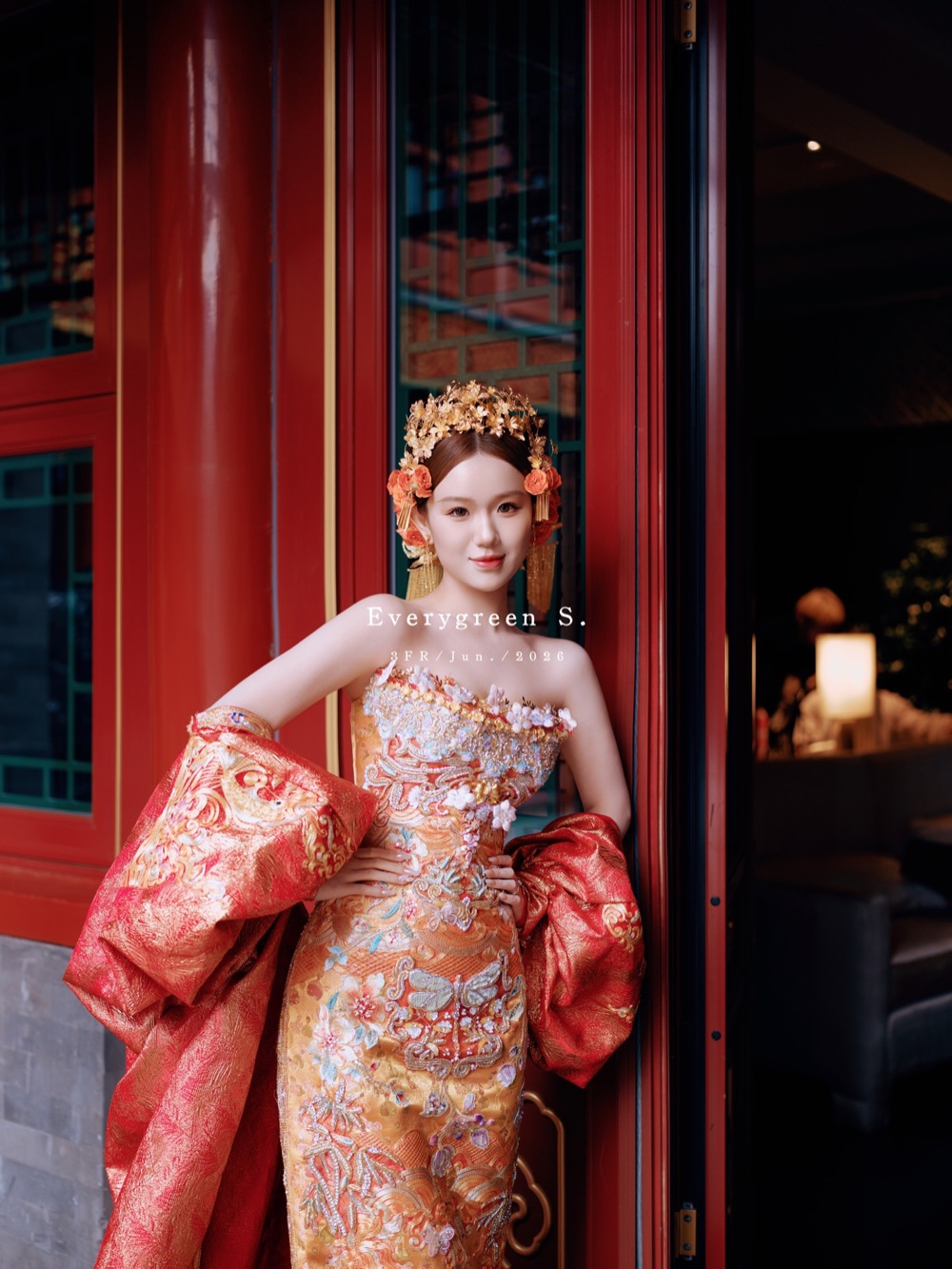 红色中式建筑前的金色礼服订婚肖像