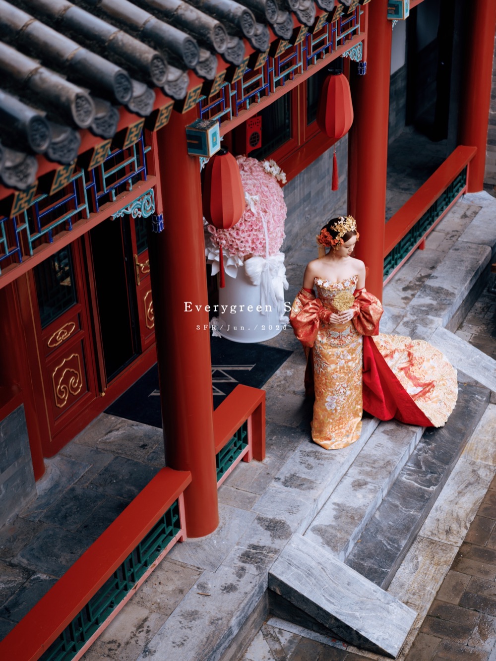 中式庭院台阶上的订婚肖像
