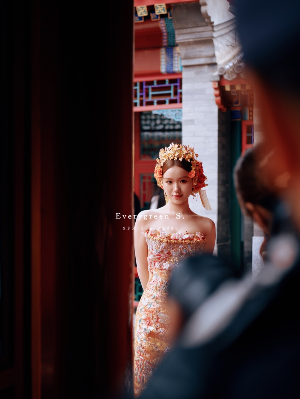 柱廊间的双人订婚瞬间