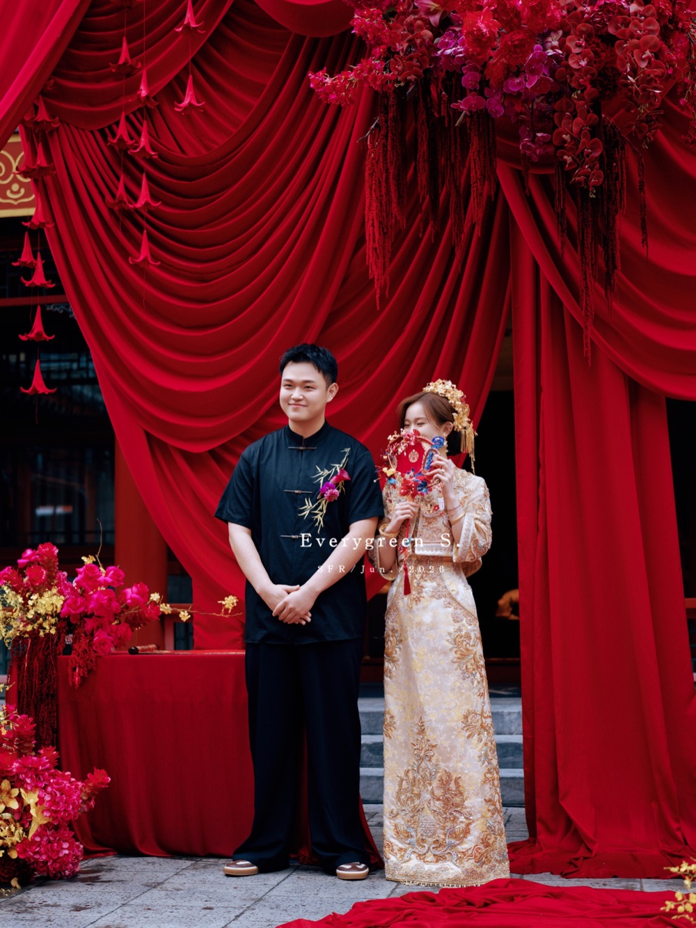 红色帷幕前的双人订婚合影